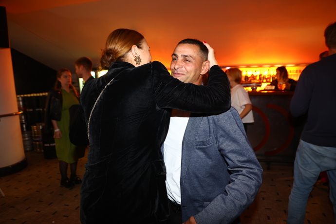 FOTO: Zuzana vřele objímala Julia Oračka a společně si užívali uvolněnou premiérovou atmosféru.