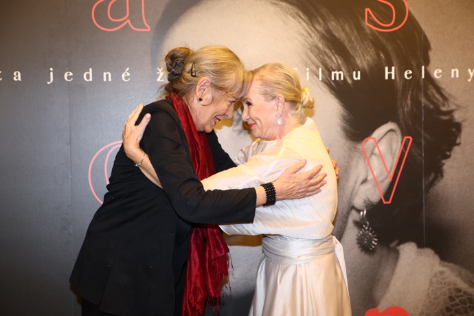 FOTO: Helena Třeštíková a Bára Basiková na premiéře společného dokumentu Bára Basiková. – stránka 15