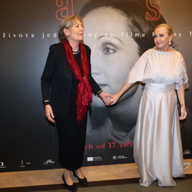 Helena Třeštíková společně s Bárou Basikovou.