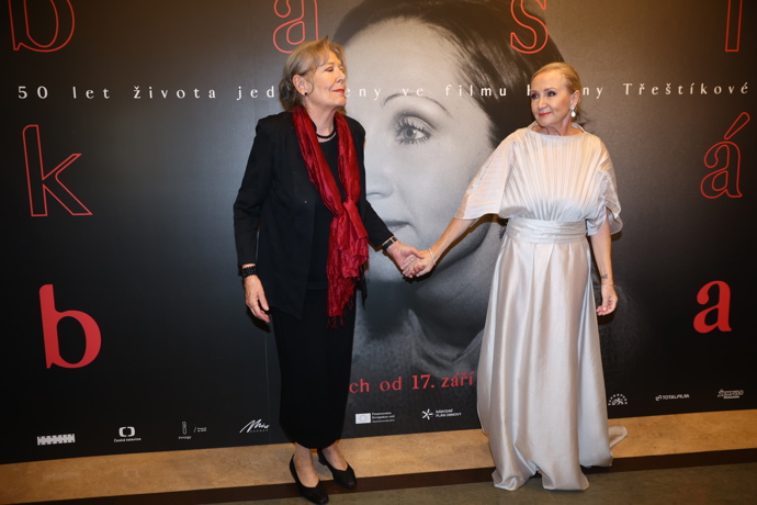 FOTO: Helena Třeštíková společně s Bárou Basikovou. – stránka 1