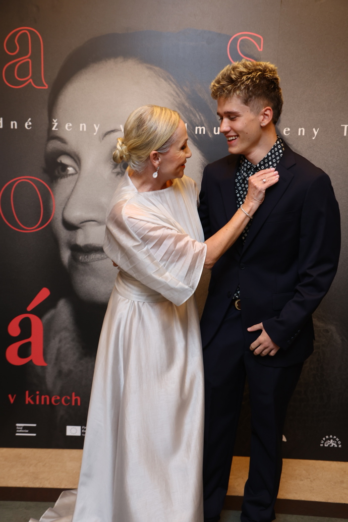 FOTO: Bára Basiková se synem Theodorem na premiéře svého dokumentu. – stránka 13
