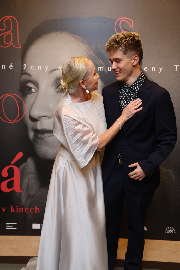 FOTO: Theodor Polák se svou maminkou Bárou Basikovou – stránka 4