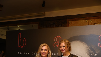 FOTO: Leona Machálková s doprovodem v Lucerně.