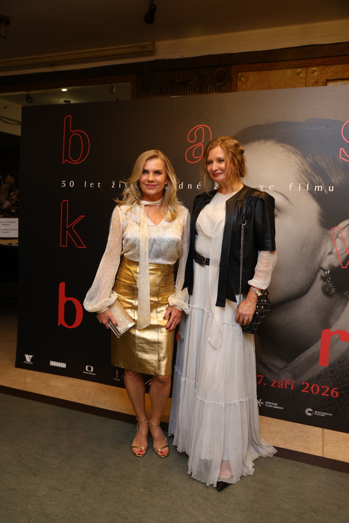 FOTO: Leona Machálková s doprovodem v Lucerně.
