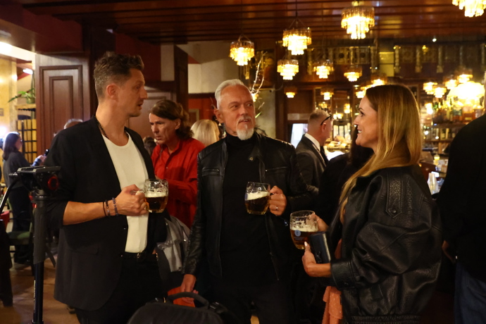FOTO: Ondřej Ruml s Viktorem Dykem a jeho partnerkou.