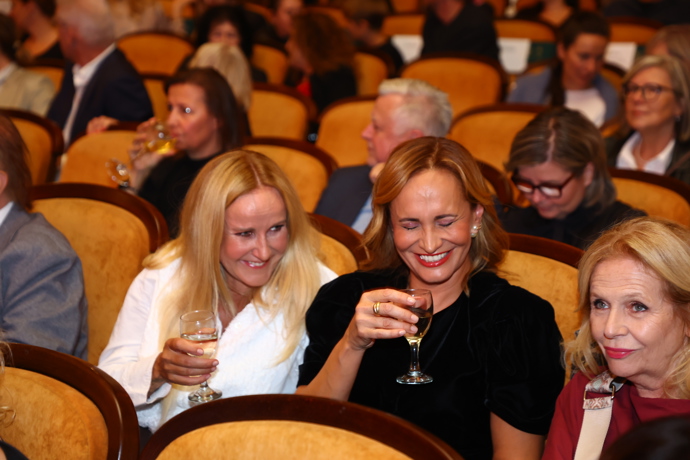 FOTO: Monika Absolonová, Vendula Pizingerová a Olga Želenská se v Lucerně dobře bavily. – stránka 4