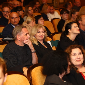 V hledišti zasedla Zuzana Čaputová vedle syna Heleny Třeštíkové, Tomáše Třeštíka. 
