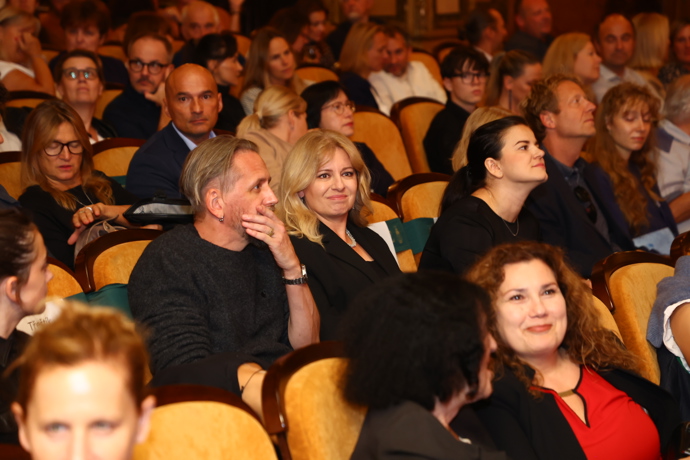 FOTO: V hledišti zasedla Zuzana Čaputová vedle syna Heleny Třeštíkové, Tomáše Třeštíka. – stránka 1