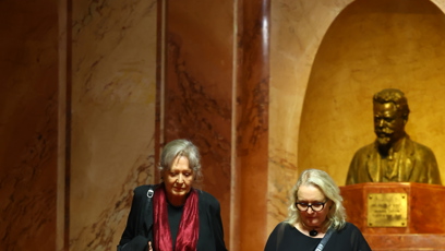 FOTO: Helena Třeštíková při odchodu z Lucerny s doprovodem.
