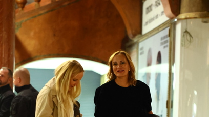 FOTO: Vendula Pizingerová a Monika Absolonová při odchodu z premiéry dokumentu Bára Basiková.