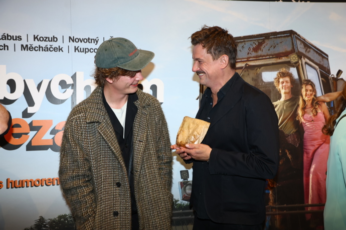 FOTO: Tomáš Měcháček a Petr Uhlík si spolu na premiéře notovali. – stránka 4