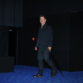 Tomáš Měcháček přišel na premiéru nové komedi s nohou v ortéze a o berli.
