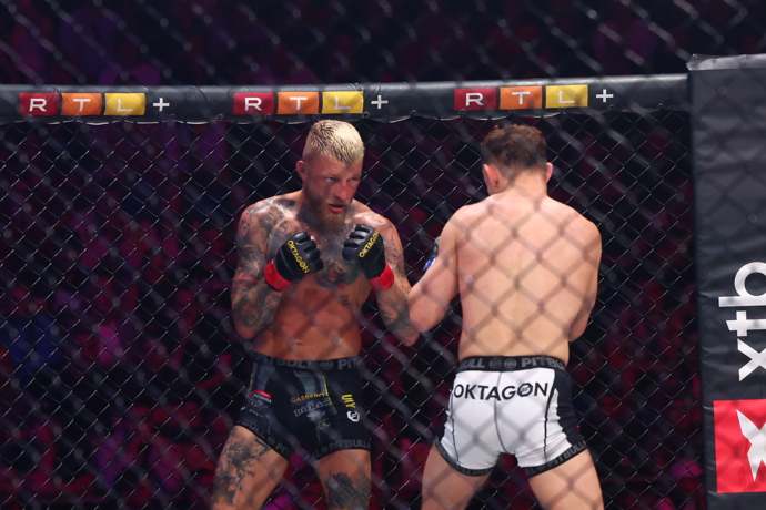 FOTO: Radek Roušal v kleci. – stránka 30