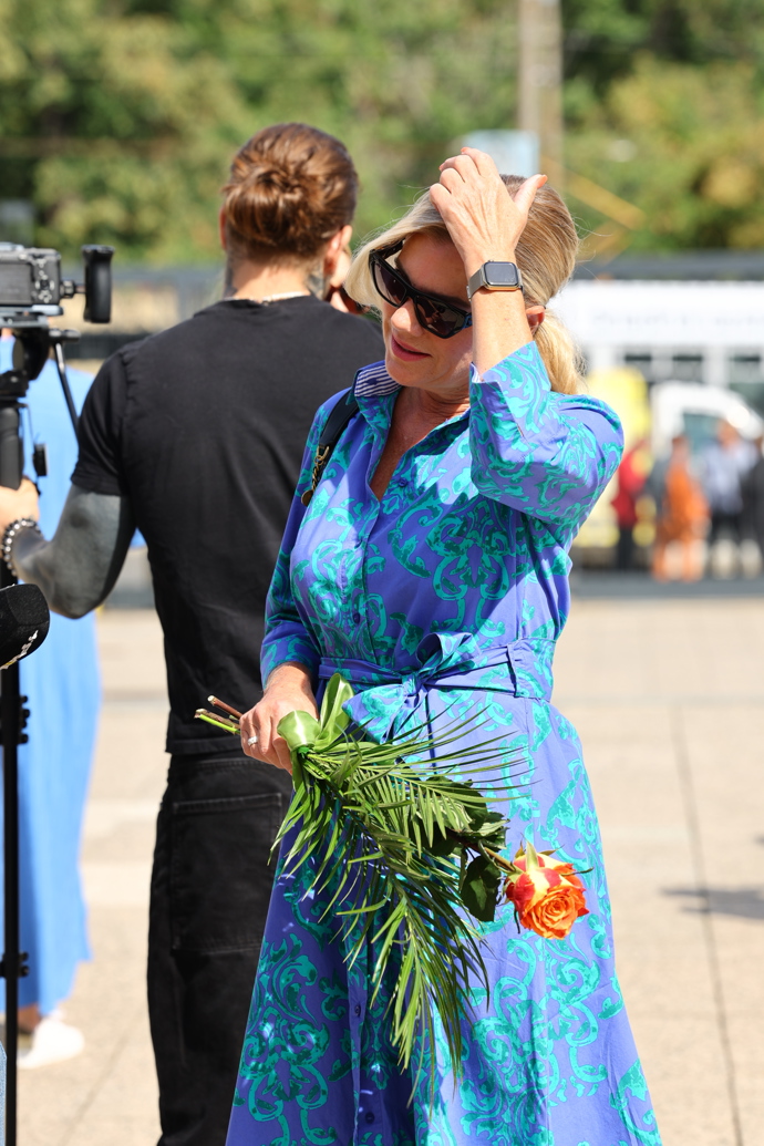 FOTO: Leona Machálková na pohřbu Luďka Hrzala. – stránka 4