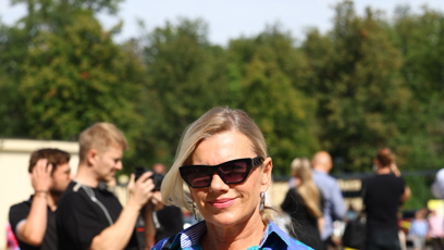 FOTO: Leona Machálková na pohřbu Luďka Hrzala.