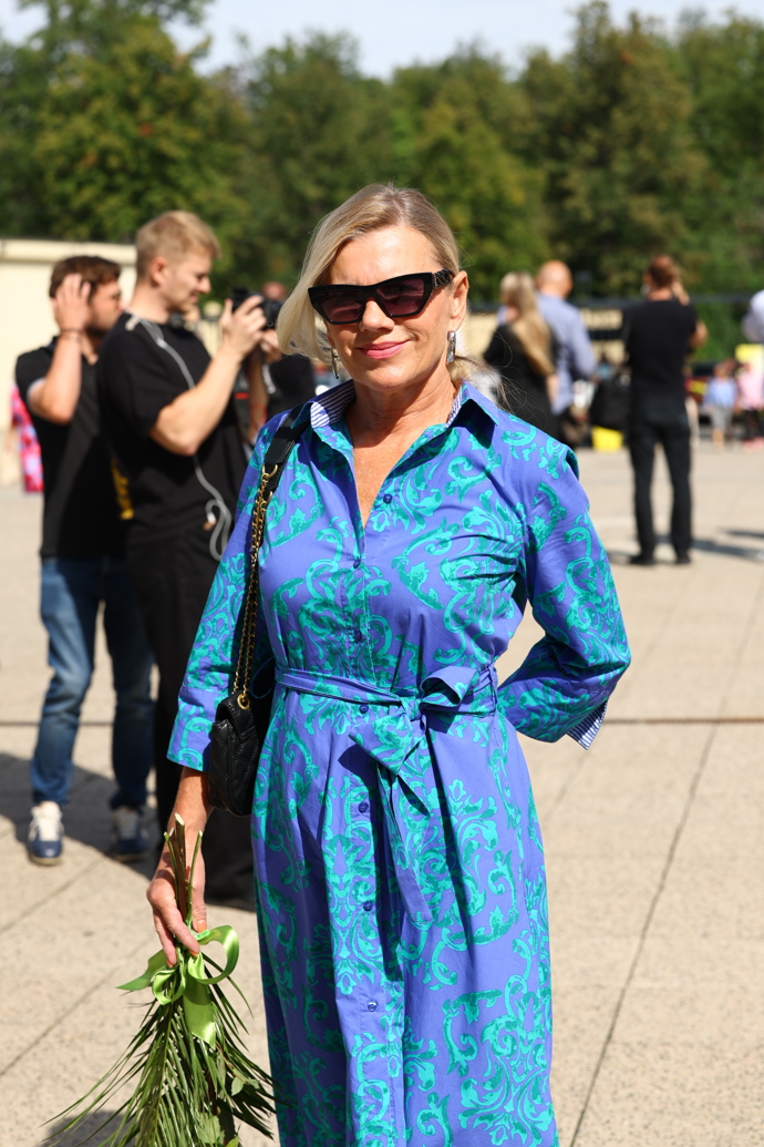 FOTO: Leona Machálková na pohřbu Luďka Hrzala. – stránka 3