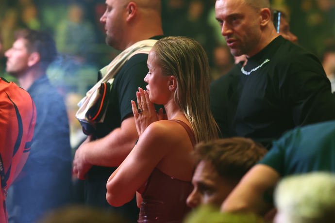 FOTO: Nela Slováková fandí. – stránka 18