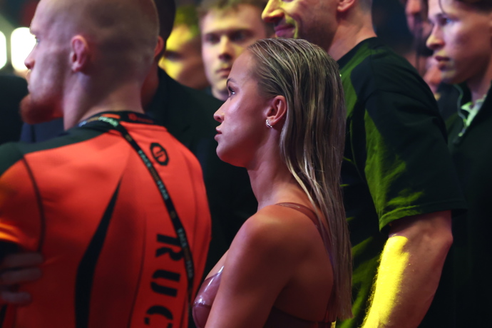 FOTO: Nela Slováková a její smutný výraz. – stránka 12