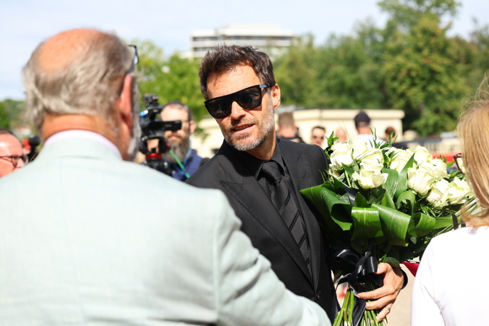 FOTO: Leoš Mareš na pohřbu Luďka Hrzala. – stránka 17