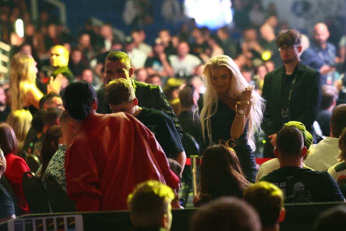 FOTO: Karlos Vémola se synem a Monikou Naomi. – stránka 7