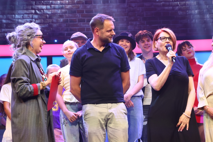 FOTO: Na podiu před samotným křtem promluvila Uljana Donátová. – stránka 1