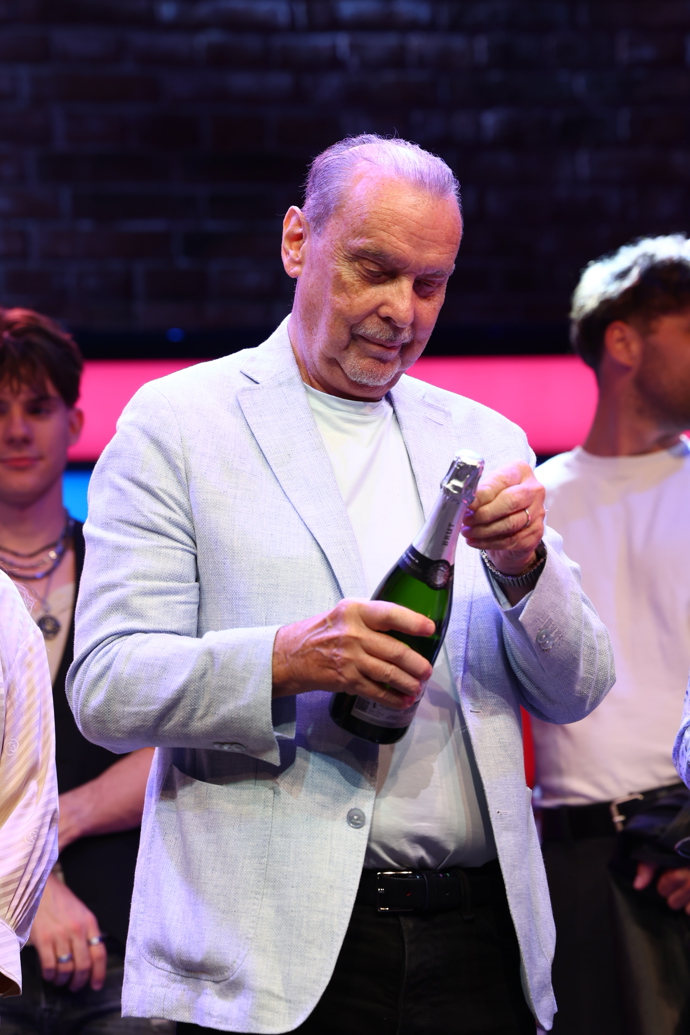 FOTO: Štefan Margita se ujal otevření šampaňského. – stránka 18
