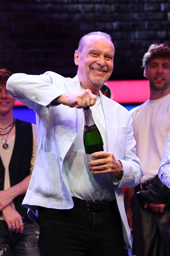 FOTO: Štefan Margita se ujal otevření šampaňského. – stránka 16