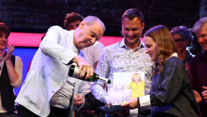 FOTO: Štefan Margita se ujal šampaňského.