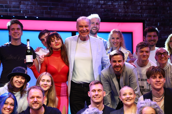 FOTO: Štefan Margita s herci z muzikálu Biograf láska 2: Nový příběh. – stránka 8