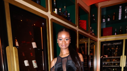 FOTO: Tina Diallo dorazila v sametovém outfitu.