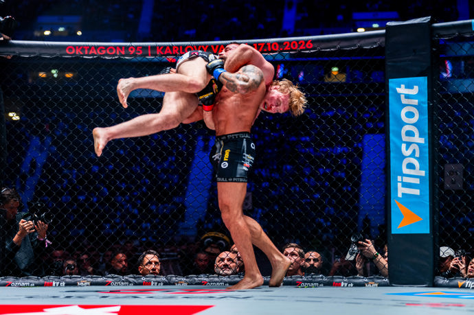 FOTO: Karlos Vémola si s německým bijcem hrál, jak s hadrovou panenkou. – stránka 2