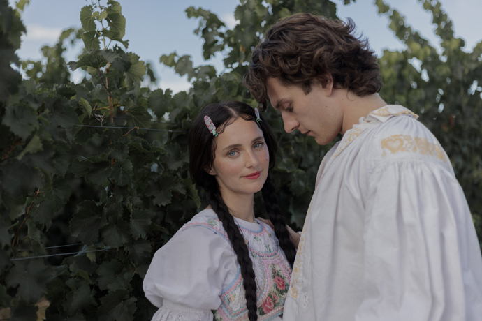 FOTO: Jan Polívka a Patricie Kaňok ve videoklipu Vínečko od Vesny. – stránka 1