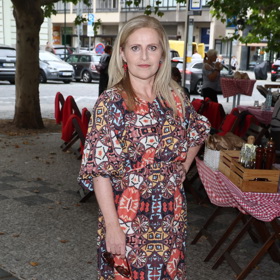 Eva Leinweberová vynesla barevné maxišaty a nazula k nim černé lodičky s uzavřenou špičkou.