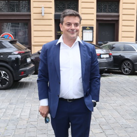 Filip Rajmont oblékl tmavě modré sako, bílou košili a nazul bílé tenisky. 