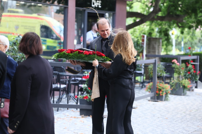 FOTO: A také smuteční věnce. – stránka 14