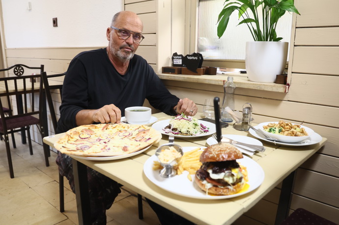 FOTO: Pizza byla nedodělaná, tagliatele byli špatně celé. – stránka 200