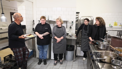 FOTO: Celý tým restaurace Hamrovka. Včetně babičky a maminky Martiny.