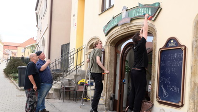FOTO: S šéfkuchařem a majitelem se nakonec dohodnou nevkusnou ceduli strhnout.