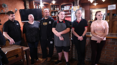 FOTO: Tým v restauraci Trilobit. Kuchař nepřišel na směnu, pomocná síla vylila polévku do kanálu, manažerka v dluhu.