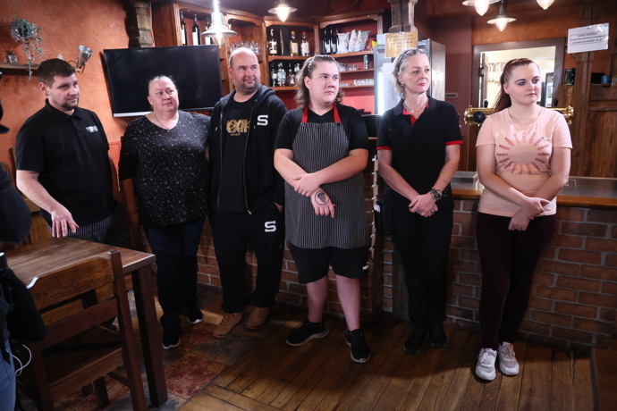 FOTO: Tým v restauraci Trilobit. Kuchař nepřišel na směnu, pomocná síla vylila polévku do kanálu, manažerka v dluhu. – stránka 35