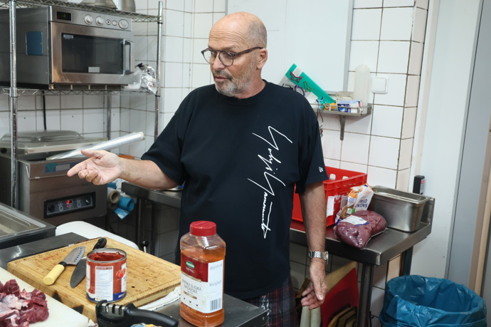 FOTO: Zdeněk Pohlreich v kuchyni. – stránka 35
