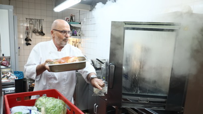 FOTO: Pohlreich učí kuchaře jak může připravovat chuťovky k pivu.
