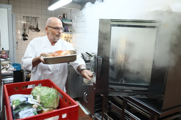 FOTO: Pohlreich učí kuchaře jak může připravovat chuťovky k pivu. – stránka 32
