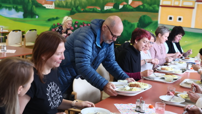 FOTO: Sedl si na oběd k lidem z domova důchodců, které následně pozval na zátěžový test do restaurace.