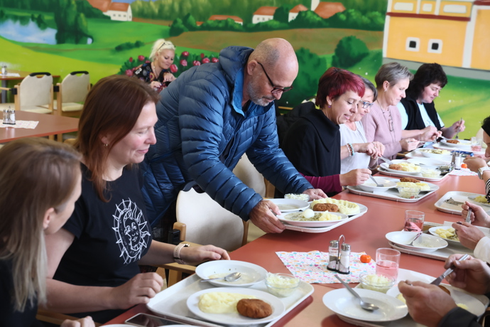 FOTO: Sedl si na oběd k lidem z domova důchodců, které následně pozval na zátěžový test do restaurace. – stránka 30