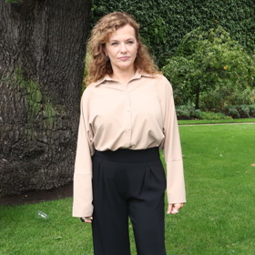Marta Jandová oblékla béžovou košili a černé kalhoty s vysokým pasem. 