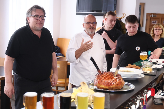 FOTO: Pohlreich zaměstnancům ukázel, jak se to může dělat lépe. – stránka 26
