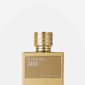 Sultan Fire z nové kolekce Elixir Collection od Bon Parfumeur je intenzivní a smyslná kompozice inspirovaná elektrizující atmosférou istanbulských nocí, třpytem paláců a temnou silou Bosporu. Její charakter stojí na kontrastu hřejivého koření, zelených tónů a dřevité hloubky.
Úvod otevírá výrazná trojice šafránu, olibanum a černého pepře, která okamžitě vytváří žhavou a kořeněnou atmosféru. V srdci se objevuje neobvyklý zelený akord lískových oříšků, doplněný o jasmín sambac a skořici. Základ přináší absolut osmanthu, gurjunový balzám a indonéský vetiver. Vůni koupíte za 6000 Kč.