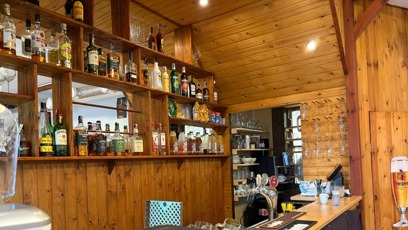 FOTO: Detail baru s bohatou nabídkou alkoholu.