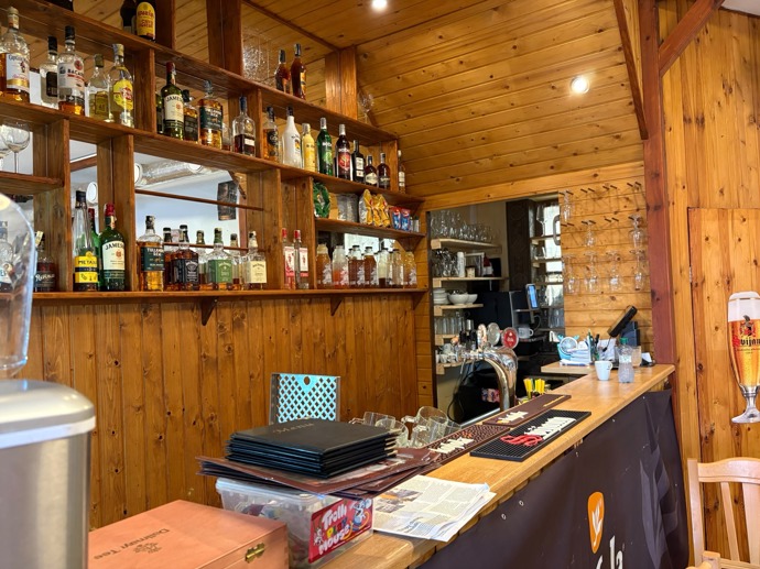 FOTO: Detail baru s bohatou nabídkou alkoholu. – stránka 54